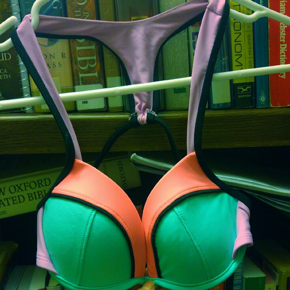 Trendy bikini top