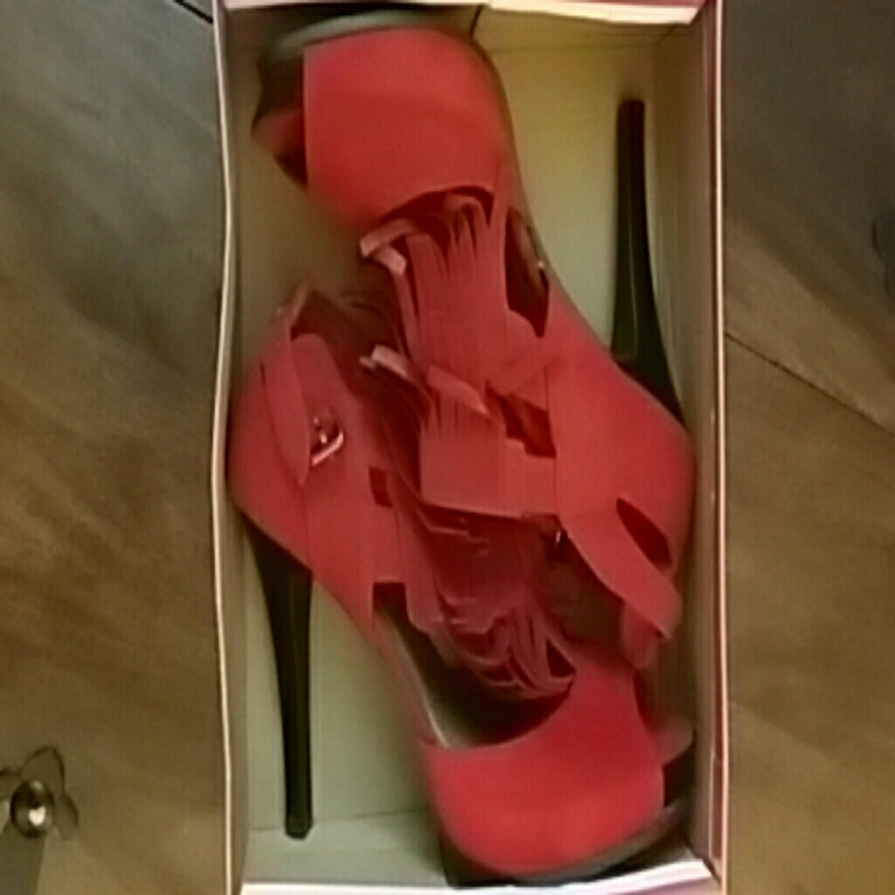 *QUPID Catwalk Red Suede with Fringe Pumps