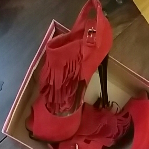 *QUPID Catwalk Red Suede with Fringe Pumps - Picture 2 of 4