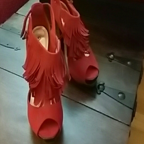 *QUPID Catwalk Red Suede with Fringe Pumps - Picture 4 of 4
