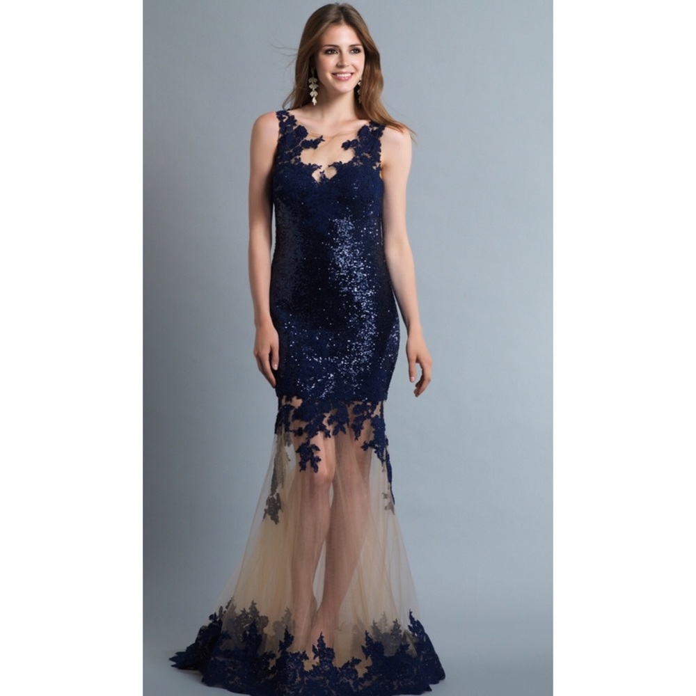 Gorgeous sequenced prom gown!👑