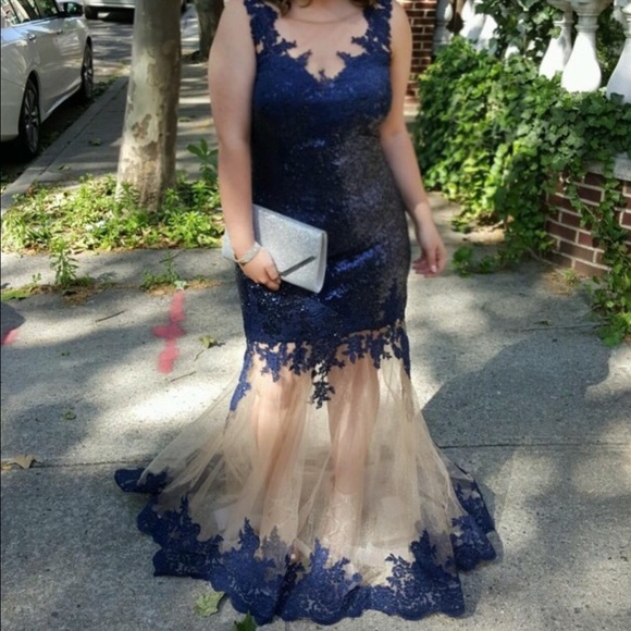 Gorgeous sequenced prom gown!👑 - Picture 2 of 5