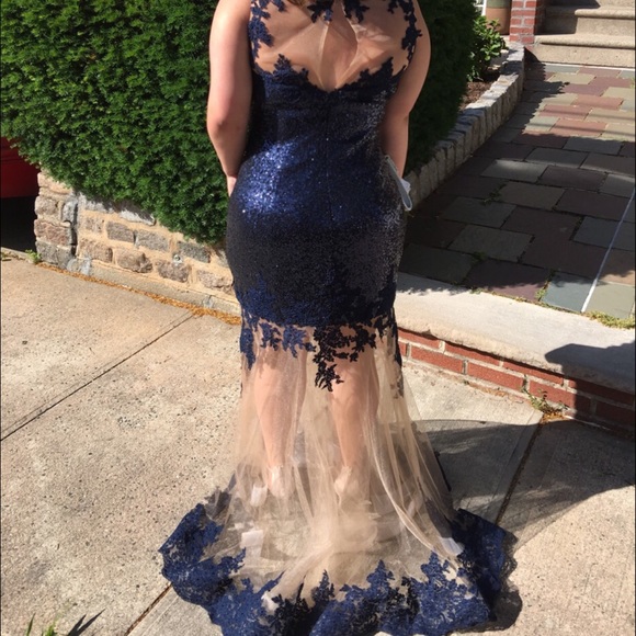 Gorgeous sequenced prom gown!👑 - Picture 3 of 5