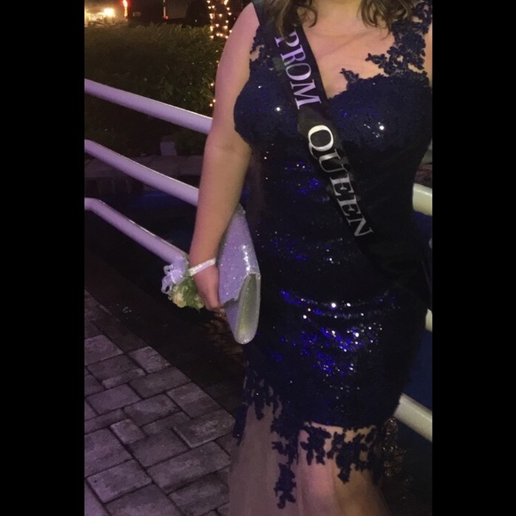 Gorgeous sequenced prom gown!👑 - Picture 4 of 5