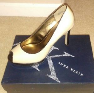 Women's shoes