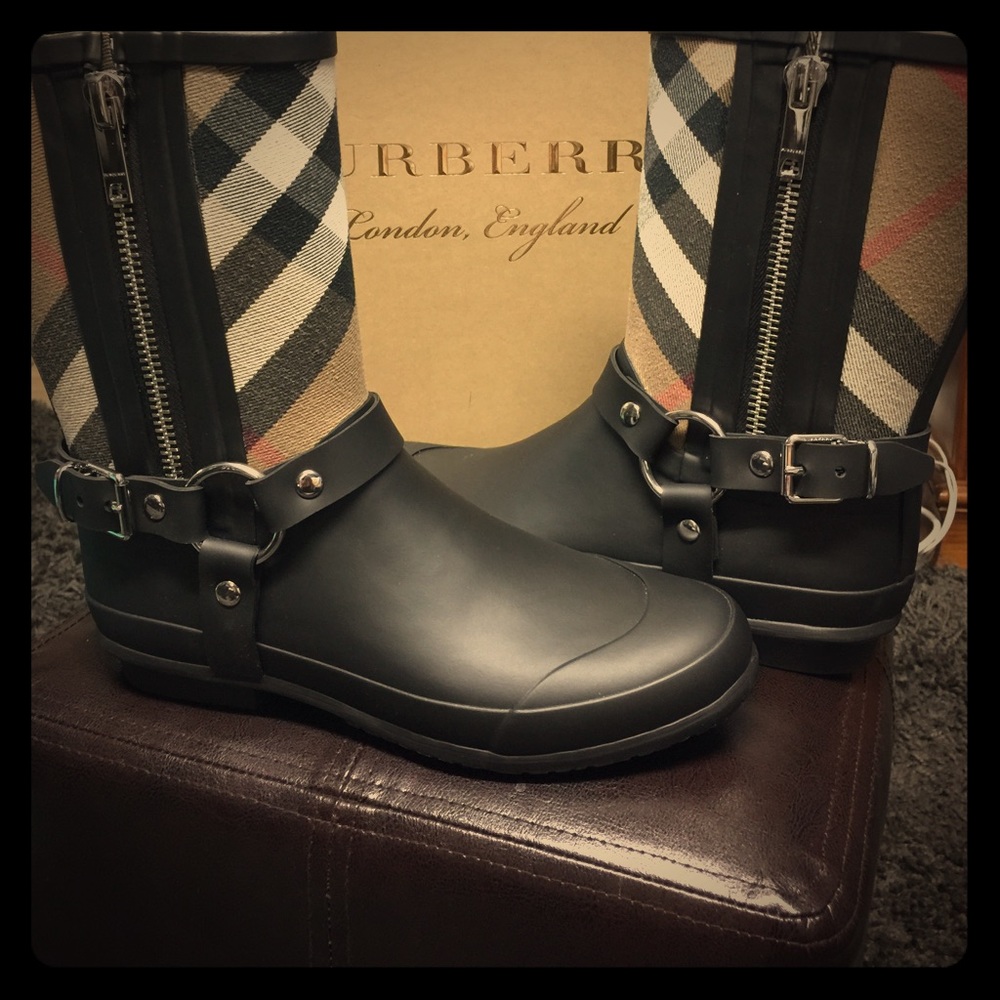 Burberry Rain Boots hold