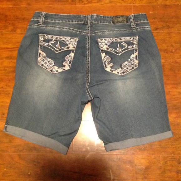 Plus Size Shorts NWOT Size 22 🔴SOLD🔴 - Picture 2 of 3