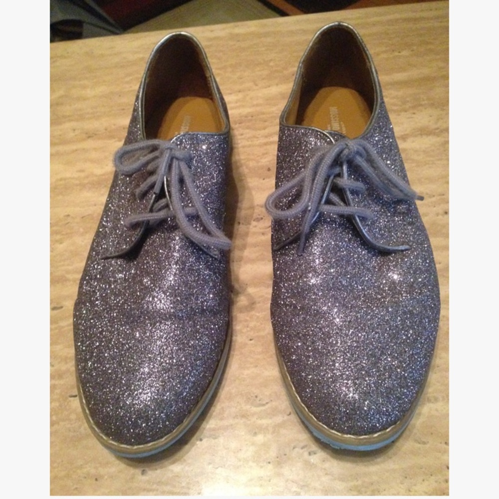 Sparkled laced shoes