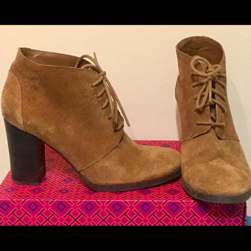 Roberto Sarto tan suede lace up  bootie..