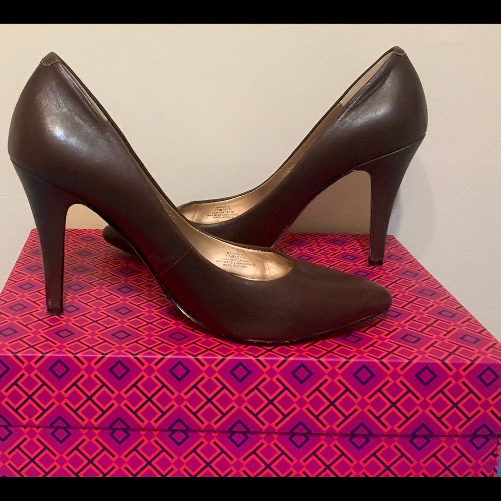 BCBG brown pump