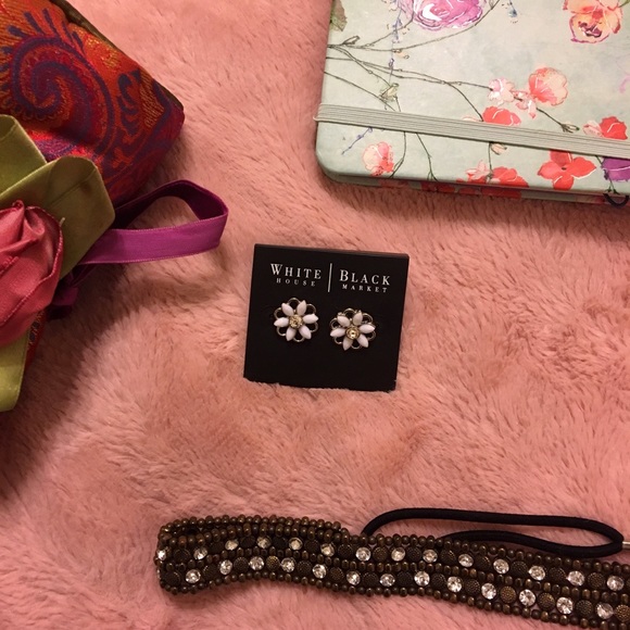 SOLD😱 White House Black Market Flower Earrings - Picture 1 of 2