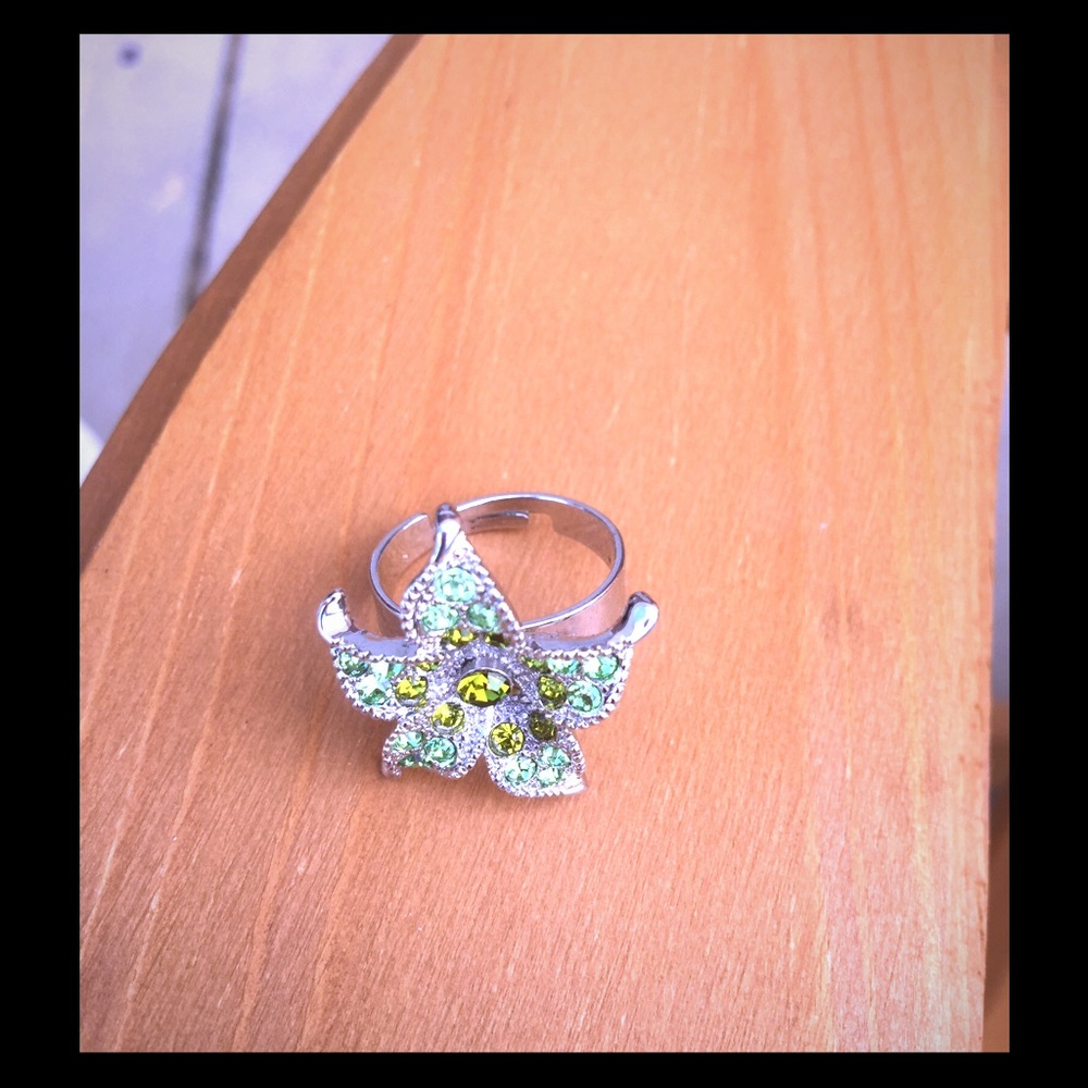 Adjustable size costume jewelry ring