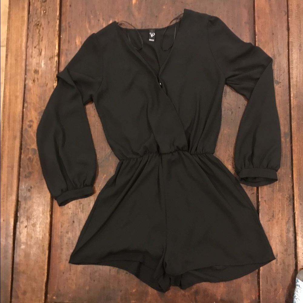 **Sold**Windsor Brand. V neck front short romper. - Picture 1 of 2