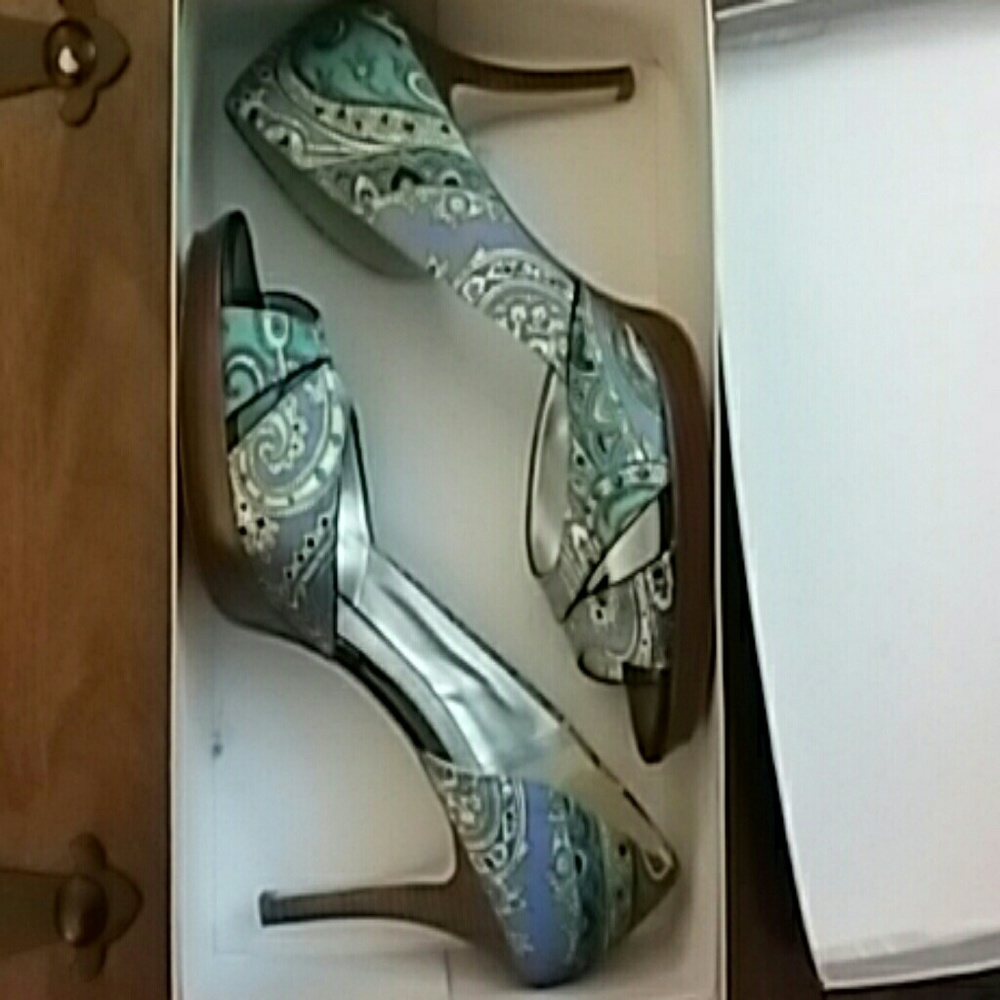 *MARC FISHER PAXTON PUMPS