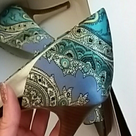 *MARC FISHER PAXTON PUMPS - Picture 2 of 4