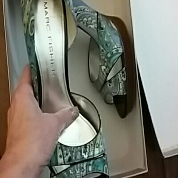 *MARC FISHER PAXTON PUMPS - Picture 3 of 4