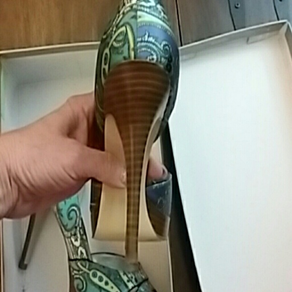 *MARC FISHER PAXTON PUMPS - Picture 4 of 4