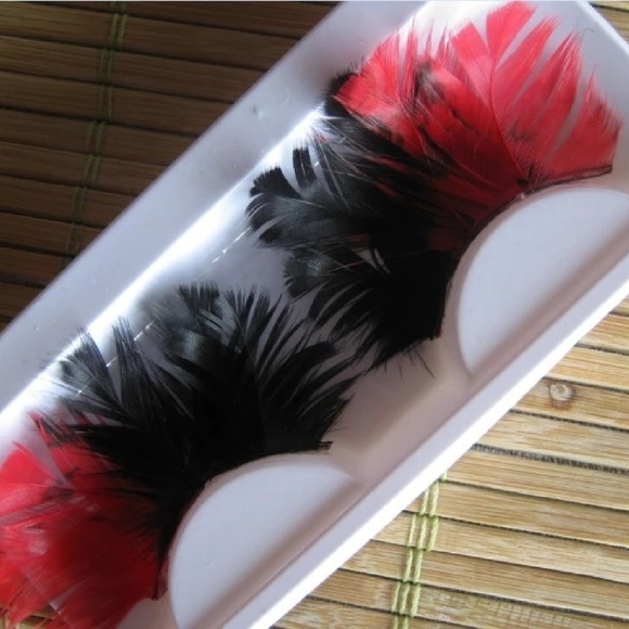 Faux feathers red/black eyelashes - Picture 1 of 3
