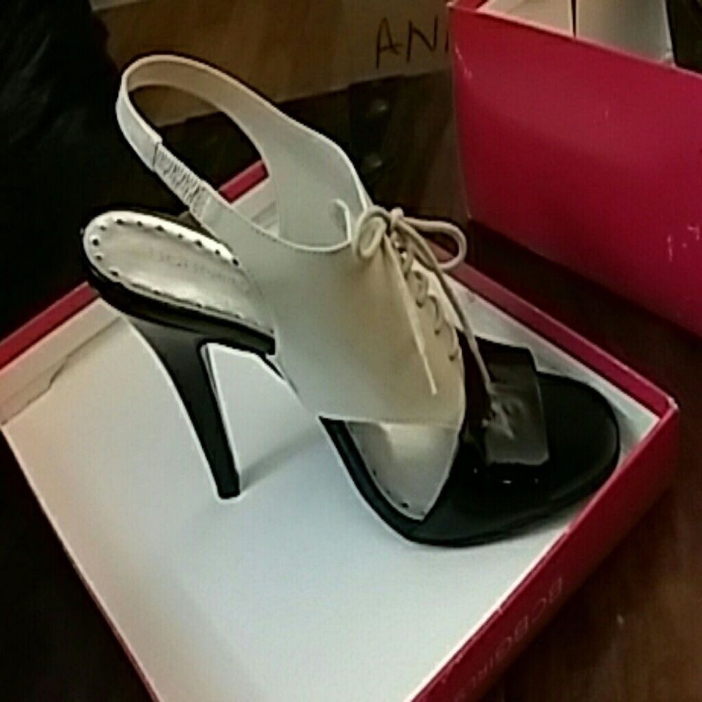 *BCBGirls SLING BACK OPEN TOE CREAM BLACK PUMP