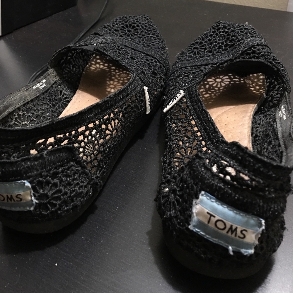 Black floral TOMS