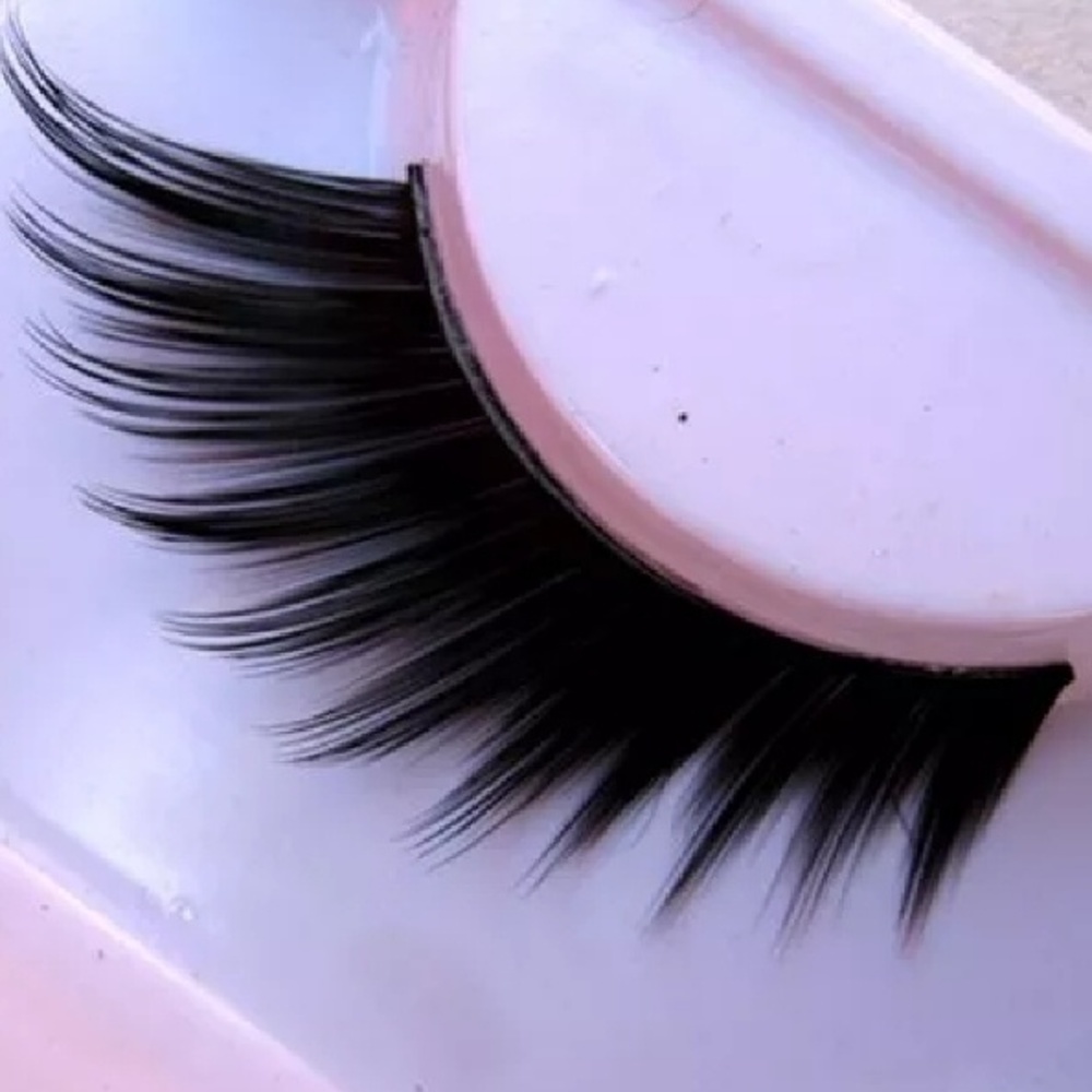 sharp end of eye line faux eyelahes