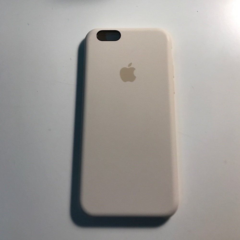 [sold] iPhone 6/6s silicone case cream