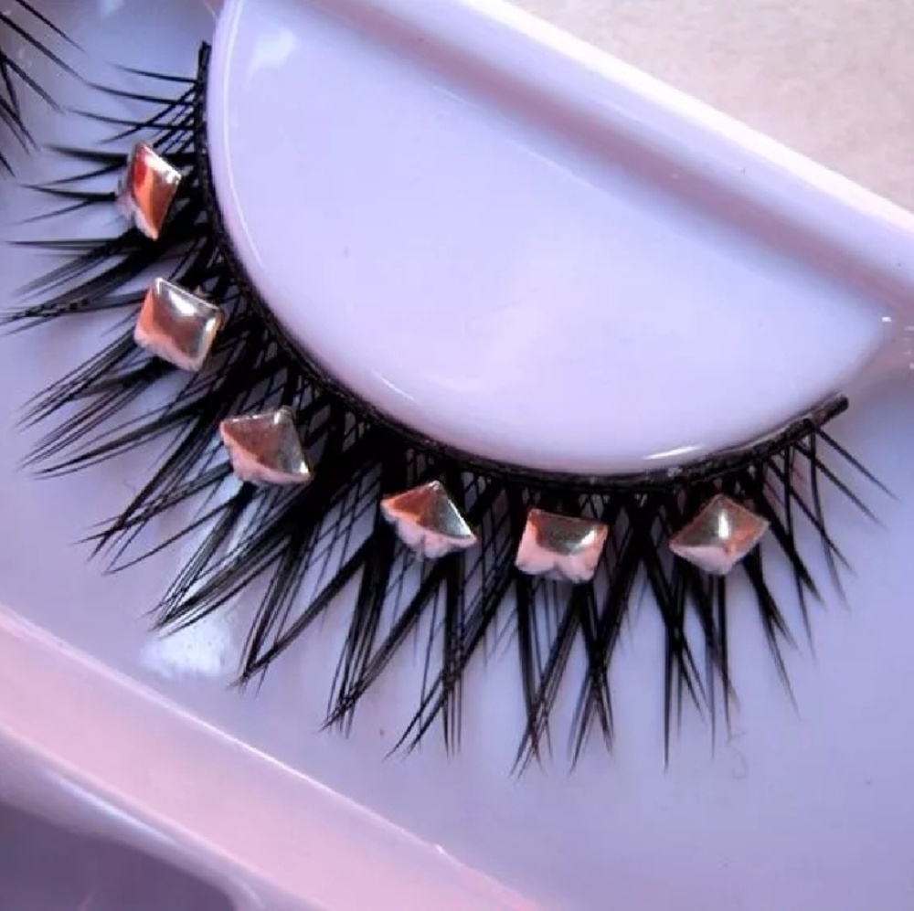Black eyelashes metal embellished