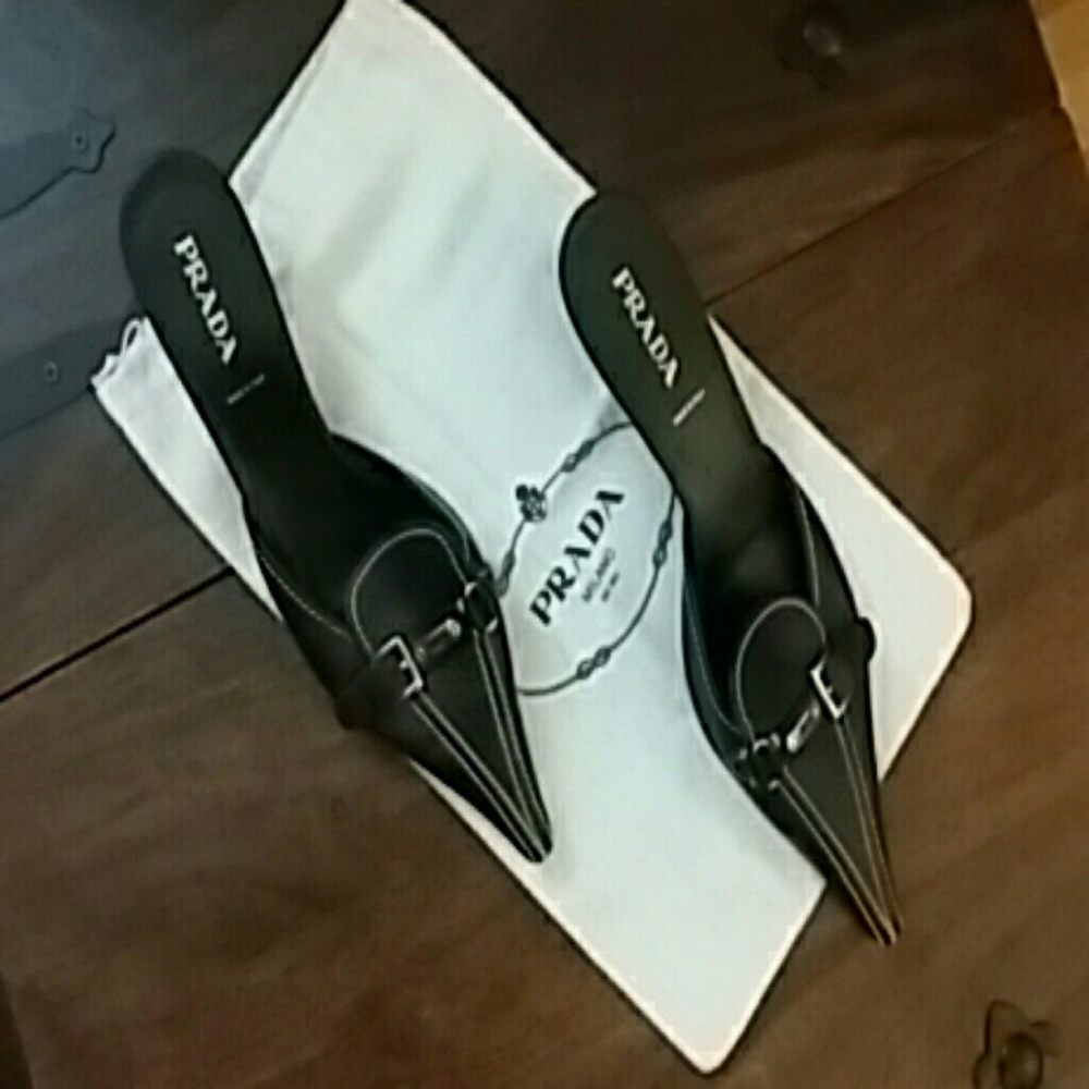 *PRADA LEATHER KITTEN HEELS BLACK WHITE STICH