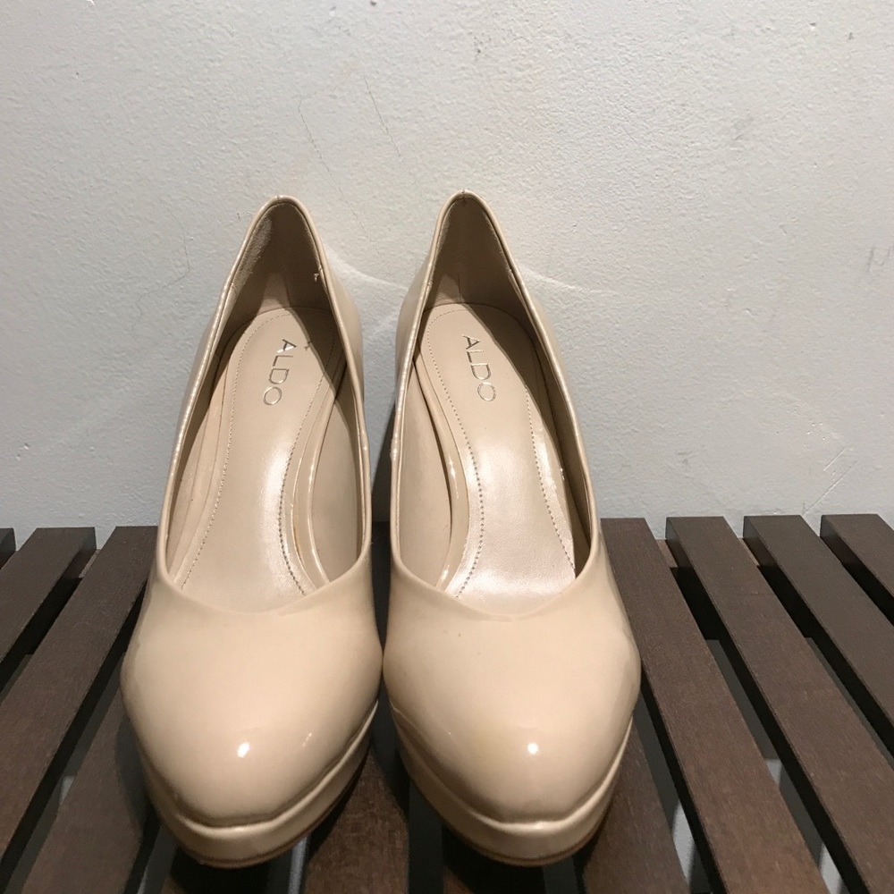 Like new nude pumps