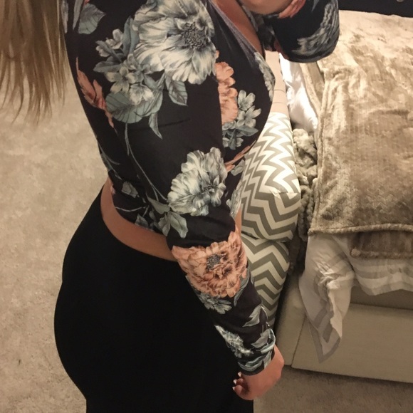 BRAND new velvet flower print crop top skirt set - Picture 3 of 4