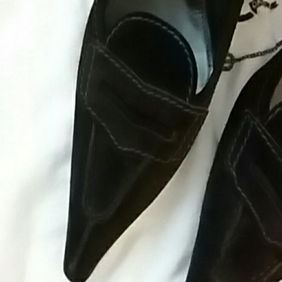 *PRADA CHOCOLATE SUEDE PUMP - Picture 2 of 4