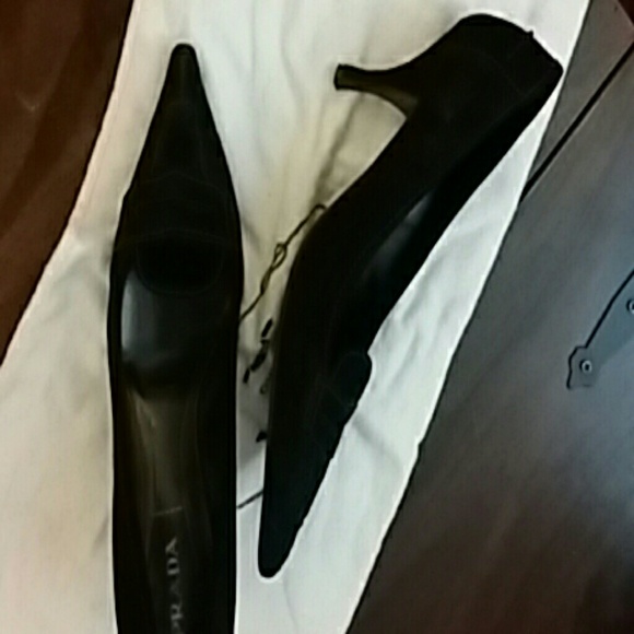 *PRADA CHOCOLATE SUEDE PUMP - Picture 4 of 4