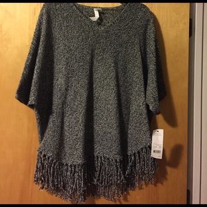 NWT V neck black/white fringe poncho size small