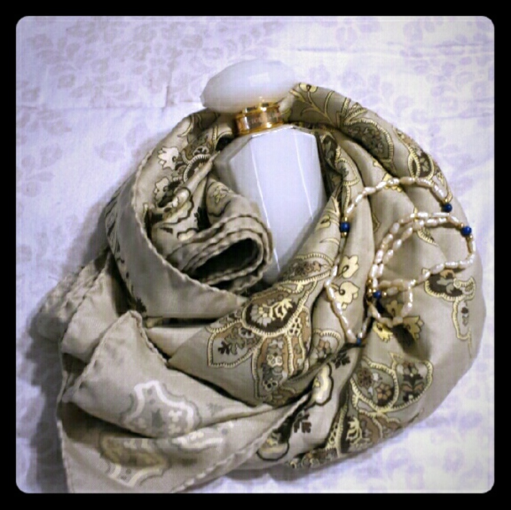 Banana republic Italian silk paisley scarf cream