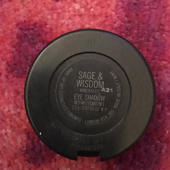 MAC Cosmetics Eyeshadow - mineralize - NEVER Used - Picture 3 of 3