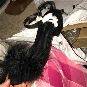 Chunky heel fuzzy sandals