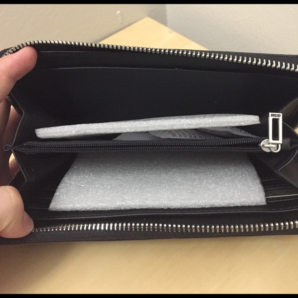 💎Guess Wallet 💎 - Picture 3 of 3