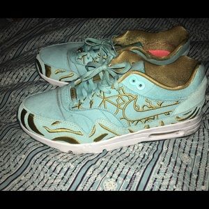 Nike sea foam green air max 1