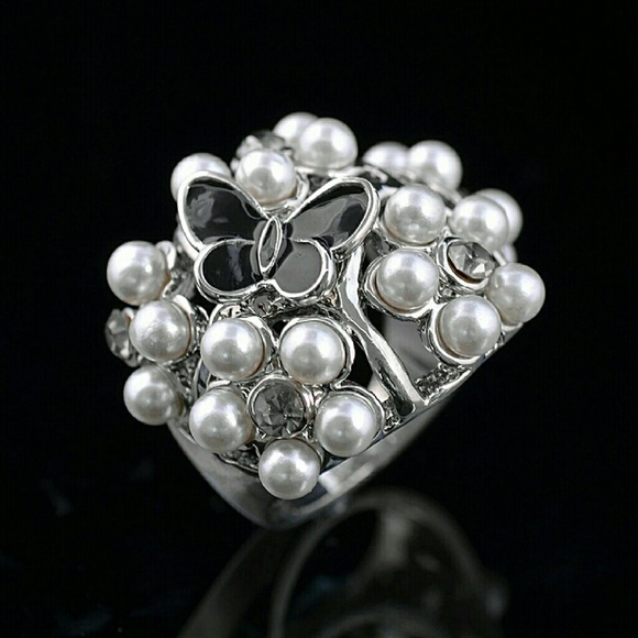 // Butterfly and faux pearl statement ring // - Picture 1 of 3