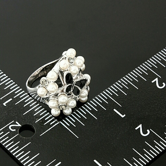 // Butterfly and faux pearl statement ring // - Picture 2 of 3