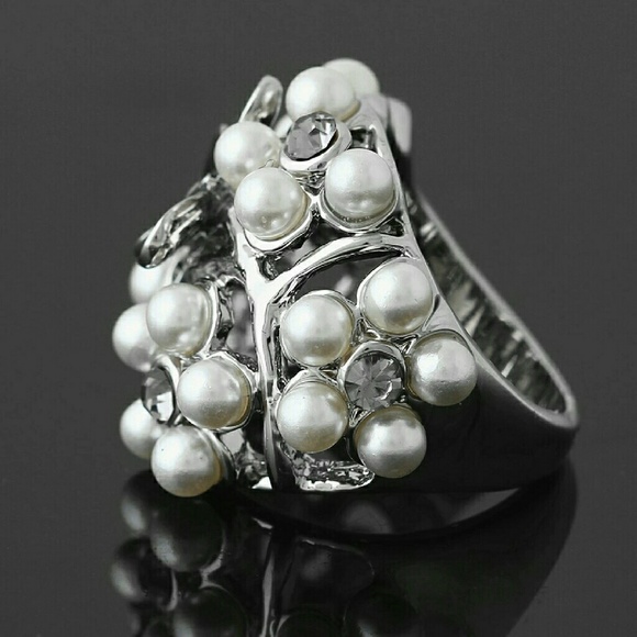 // Butterfly and faux pearl statement ring // - Picture 3 of 3