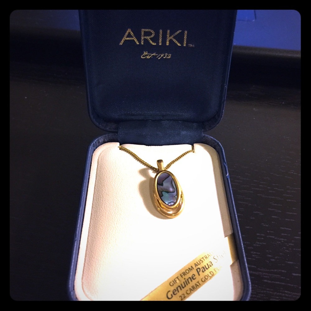 Ariki framed oval pendant