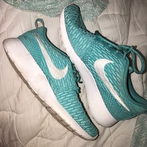 Hardly worn, size 8.5 Nike Roshe flyknits!