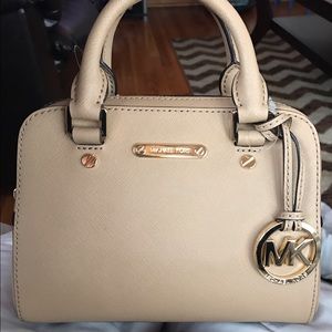 Flash sale!!! 🌺Michael Kors purse/cross body 🌺