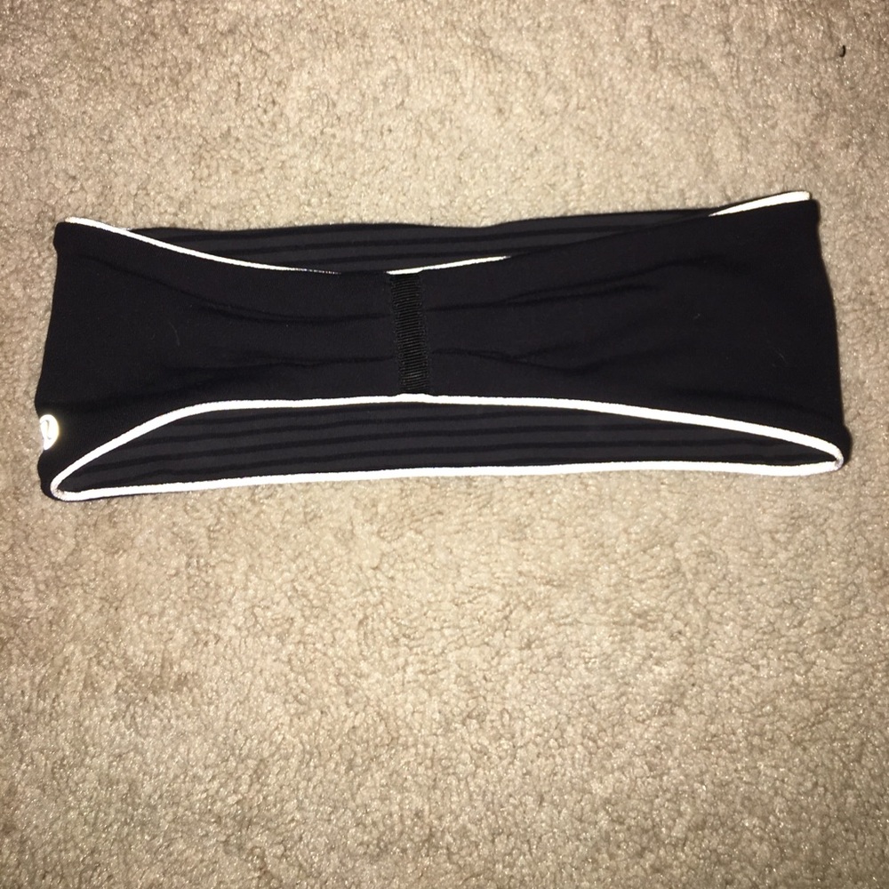 NEVER WORN LULU EAR WARMER! REVERSIBLE