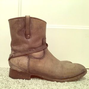 Lindsey Plate Frye Bootie Gray