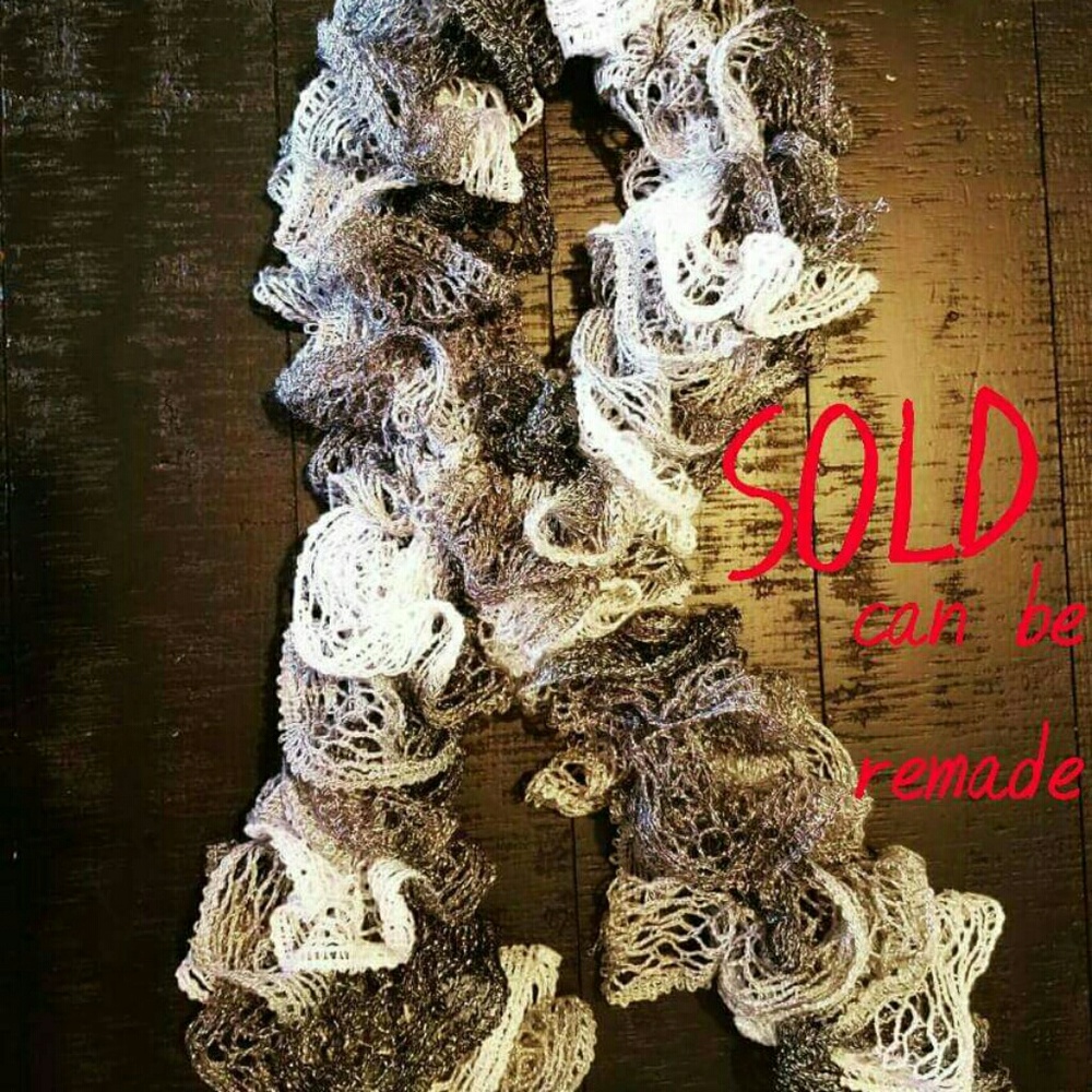 White/grey ruffle scarf