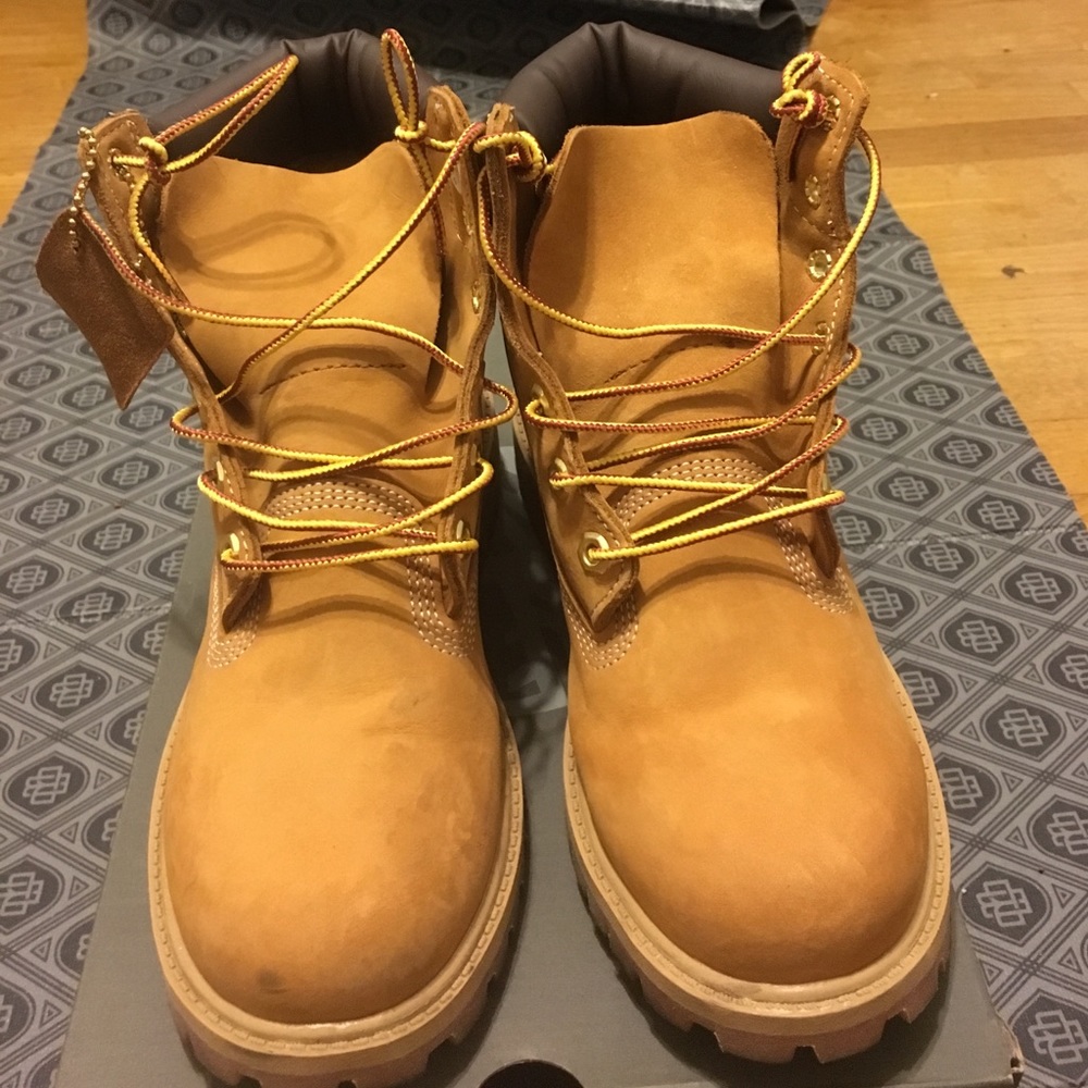 Juniors timberlands in great condition!