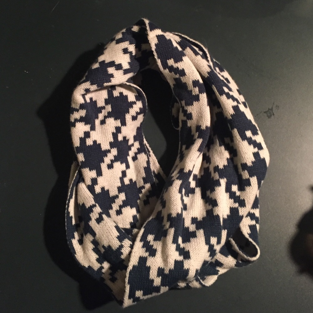 Teal/green and white patterned infinity scarf ⭐️