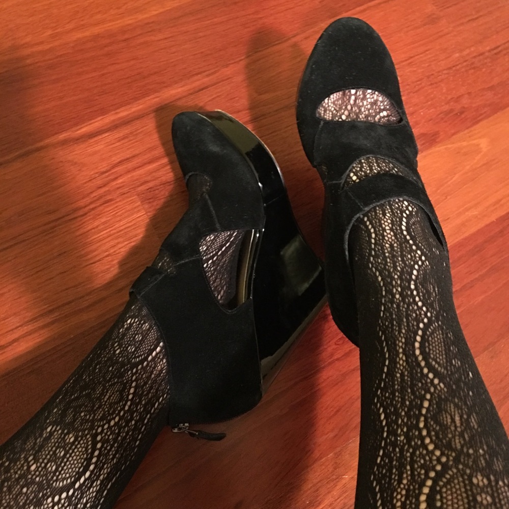 Mrkt Wedge Suede Cutout Heel/bootie size 9.5/10